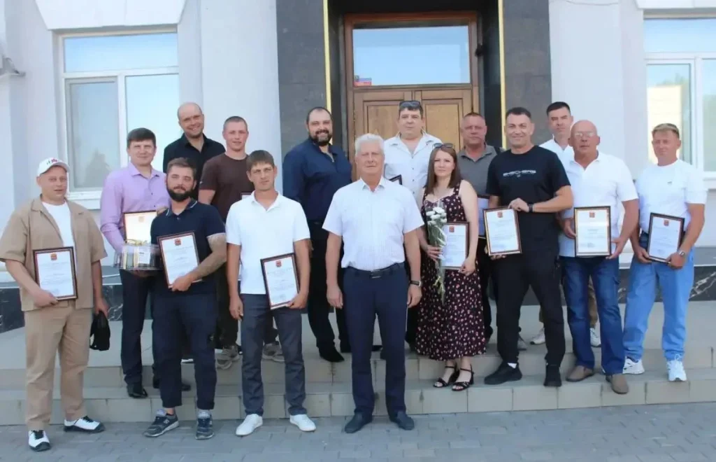 Награжденные сотрудники компаний работающих Краснодоне с главой МО